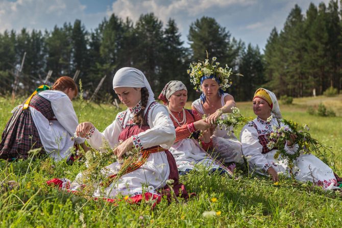 Women braiding wreaths  © Eugene Krehanov