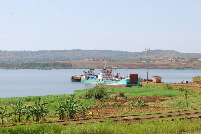 Ripon landing site on Lake Victoria. Cultivating the lake’s buffer zone accelerates soil erosion. Nutrients-loaded runoff washes down to the lake causing Eutrophication. © Imran Ahimbisibwe-EPIC 2016