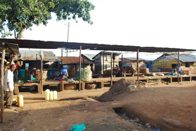 Fish Market at Masese landing site on L.Victoria.
Decline in native fishery has left traders idle in fish markets. © Imran Ahimbisibwe-EPIC 2016