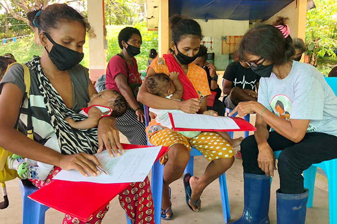 Maternal Ecohealth Core Group member (in gray) assisting fellow mothers during the CEPA campaign during the Maternal Ecohealth pilot project with Korea SHE Foundation in 2020. 