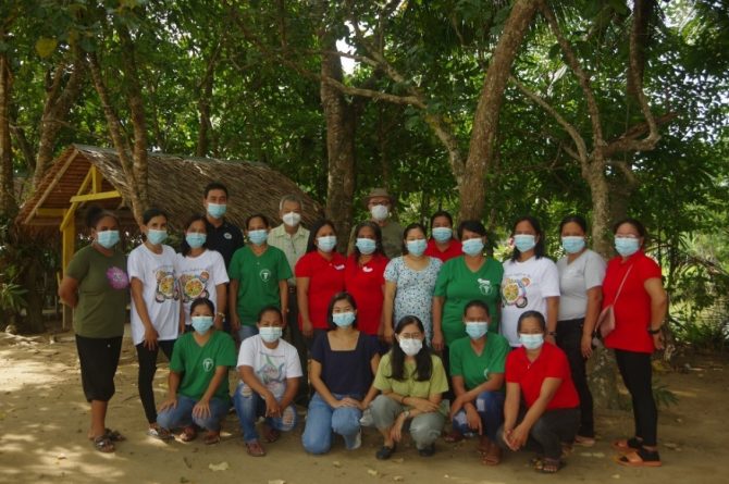 The members of the Maternal Ecohealth Community Working Group (MECWG) pose for picture with the Provincial Health Officer and Daluhay staff.